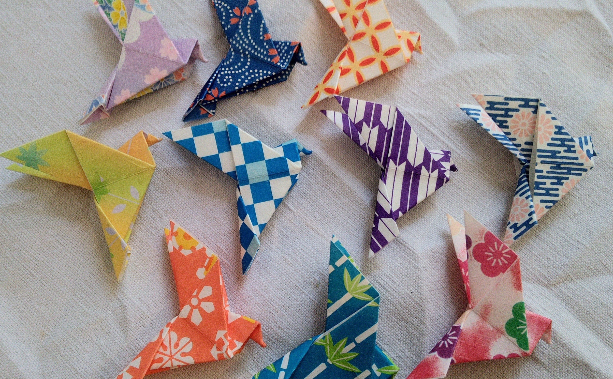10 Mini Colombes Origami à Motifs Japonais Colorés