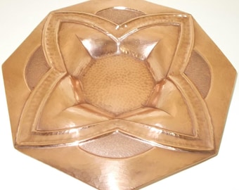 Indrukwekkende Franse ART DECO koperen lader, fruit schaal middenstuk. Verhoogde Repoussé. Gesigneerd Noel Collet. CUIVRE D&#39;Art. Jaren 1930