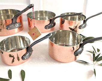 Uitzonderlijke ongebruikte 5-delige set kwaliteitsvolle HAVARD Franse gehamerde koperen steelpannen. 2 mm+ dikke Franse koperen pannen 12 cm - 20 cm steelpannen NOS