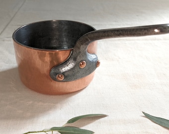 Dikke kleine, zware gehamerde koperen steelpan, pan van 12 cm, 2,5 mm dik, gehamerd koper