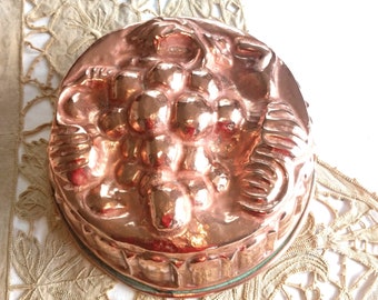 Grote ronde antieke koperen dessertmachillen, vintage Franse koperen fruitgeimmel Repoussé Druiven