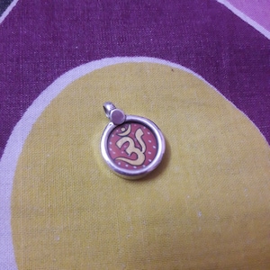 Collana con ciondolo in miniatura indiana con meditazione indù, Chakra om Aum, in argento sterling 92,5 dipinto a mano, con cornice in vetro.