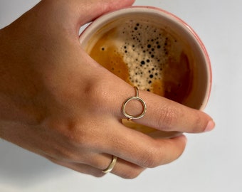 Offener Kreis Ring, Karma Ring, O Ring, dünner Stapelring, zierlicher geometrischer Ring, Alltagsschmuck, minimalistischer Ring, Sterling Silber oder Gold