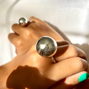 チャンキーシルバーグローブリング、ハンドメイドのビッグスターリングシルバーボール、ミニマリストリング、ステートメントシルバーリング