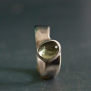 Anillo de plata de ley hecho a mano con cabujón de turmalina verde