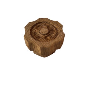 以下が含まれることがあります： 星形のデザインと中央に刻まれた数字3のある木製ノブ