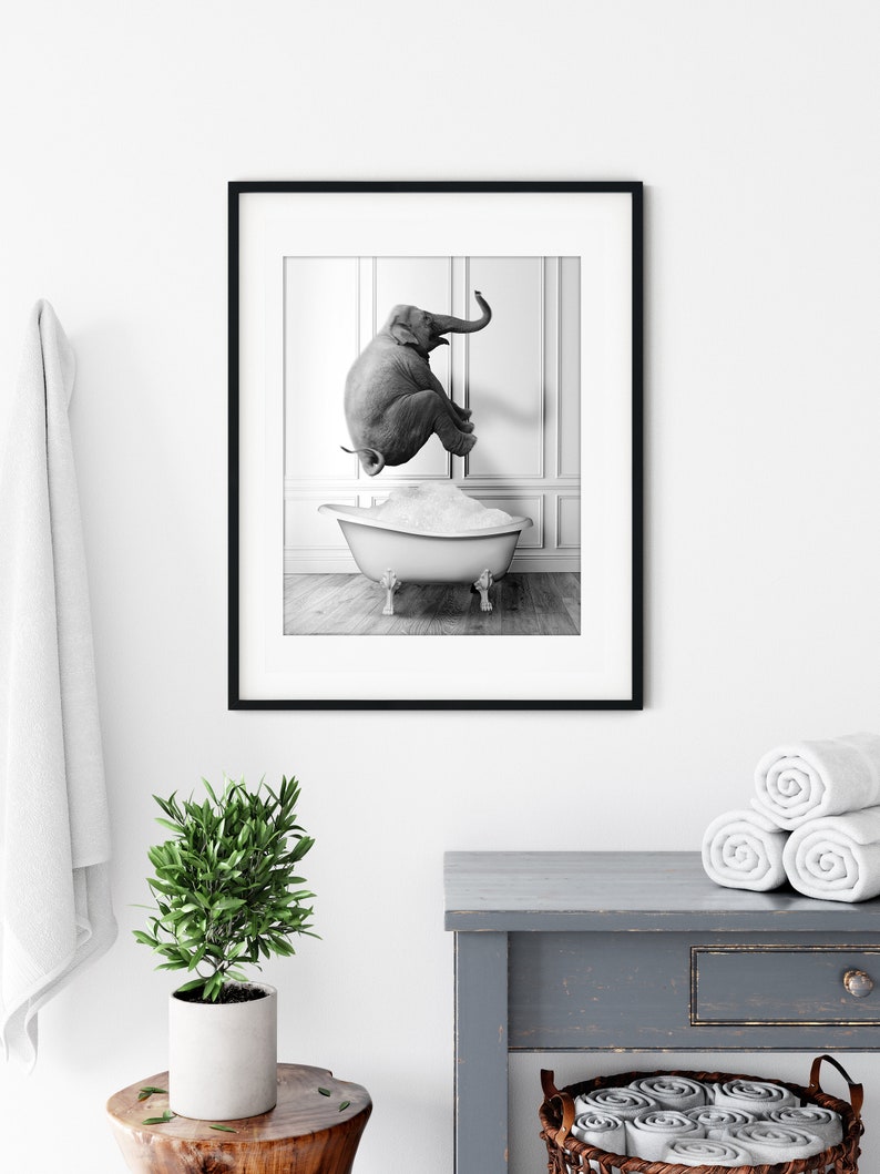 Glücklicher Elefant in Wanne druckbare Wandkunst Elefant-Foto Elefant Kunst Badezimmer Kunstdruck Digitaler Download schwarz und weiß Bild 2
