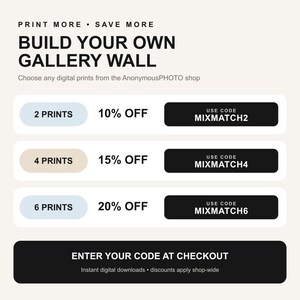 Puede incluir: Un gr&aacute;fico promocional titulado BUILD YOUR OWN GALLERY WALL con instrucciones para elegir impresiones digitales. Enumera niveles de descuento: 2 impresiones con 10% de descuento con c&oacute;digo MIXMATCH2, 4 con 15% con MIXMATCH4 y 6 con 20% con c&oacute;digo MIXMATCH6.