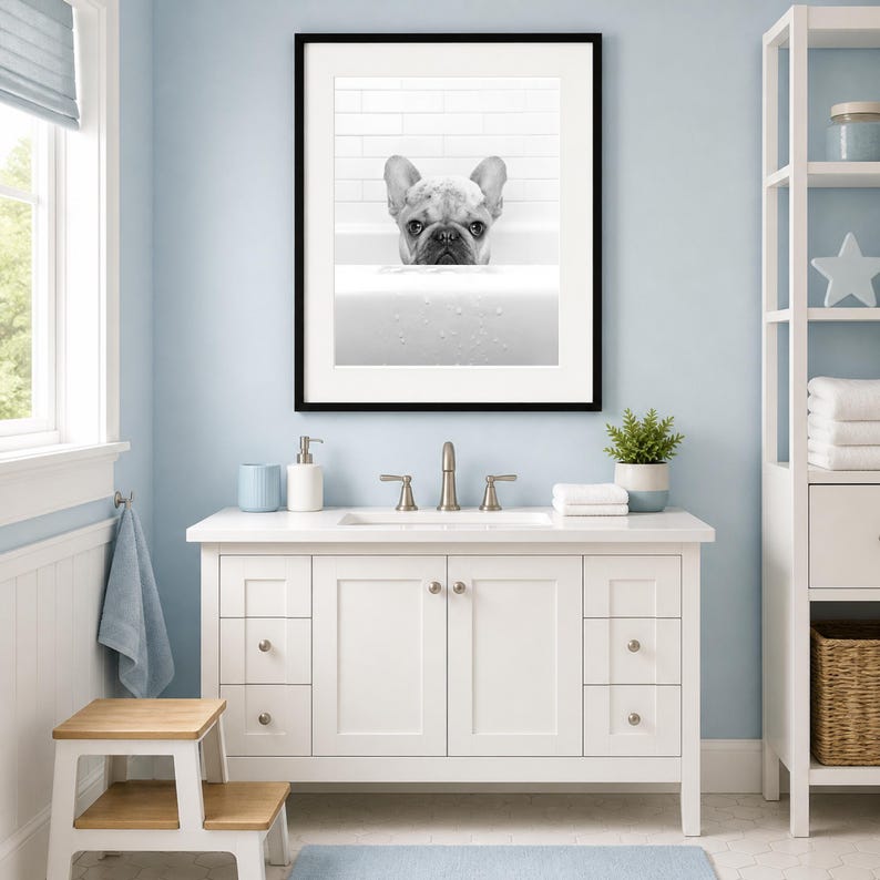 Puede incluir: Una l&aacute;mina de arte mural en blanco y negro con un bulldog franc&eacute;s asom&aacute;ndose por el borde de una ba&ntilde;era blanca. El perro tiene orejas grandes y ojos oscuros, sobre un fondo de azulejos blancos. La l&aacute;mina est&aacute; en un marco negro.