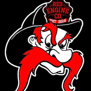 Puede incluir: Una ilustración de dibujos animados de un personaje de pelo rojo y cara blanca que lleva un sombrero de bombero negro con una insignia roja y blanca que dice "RED ENGINE CO. EST. 2014". El personaje tiene un gran bigote rojo y una expresión de enfado.