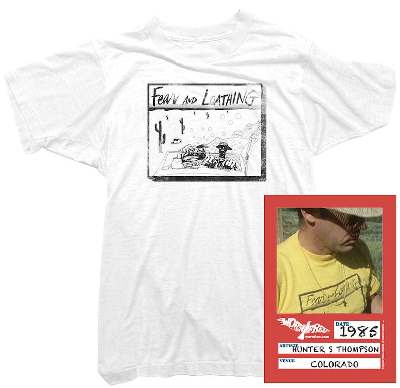 Puede incluir: Camiseta blanca con una ilustraci&oacute;n en blanco y negro de un coche conduciendo por un paisaje des&eacute;rtico. La ilustraci&oacute;n se titula "Fear and Loathing". La camiseta es de estilo vintage, con un aspecto desgastado. La imagen tambi&eacute;n incluye un primer plano de un hombre que lleva una camiseta amarilla con la misma ilustraci&oacute;n. La camiseta est&aacute; fechada en 1985 y dice "Hunter S. Thompson, Colorado".