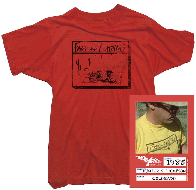 Puede incluir: Camiseta roja con un estampado gr&aacute;fico en blanco y negro de las palabras "Fear and Loathing" y una imagen de dibujos animados. La camiseta se combina con una foto de Hunter S. Thompson vistiendo una camiseta amarilla con el mismo estampado gr&aacute;fico. La foto est&aacute; fechada en 1985 y dice "Colorado".