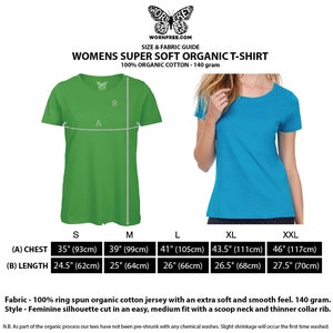 Puede incluir: Tabla de tallas para una camiseta org&aacute;nica s&uacute;per suave para mujer hecha de 100% algod&oacute;n org&aacute;nico. La tabla muestra las medidas en pulgadas y cent&iacute;metros para el pecho y la longitud en las tallas S, M, L, XL y XXL.