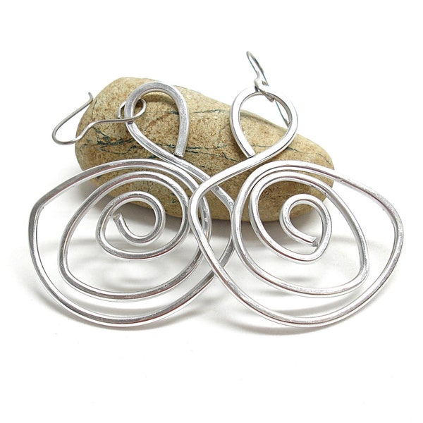 Grandes boucles d'oreilles pendantes en aluminium. Boucles d'oreilles spirales modernes en aluminium. Bijoux tendance contemporains.