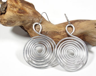 Alltägliche große Aluminium-Spiral-Ohrringe. Silber große geometrische Ohrringe aus Aluminium. Auffällige lange Ohrringe aus Aluminiumdraht. Aluminium Schmuck