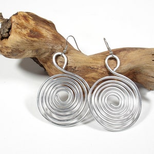 Everyday big aluminum spiral earrings. Silver large geometric aluminium earrings. Bold aluminum wire long earrings.  Aluminum jewelry
