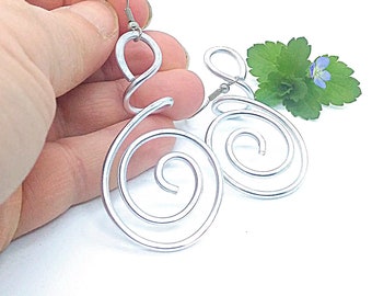 Pendientes en espiral de aluminio plateado. Declaración joyería envuelta en alambre de aluminio. Pendientes dobles en espiral.