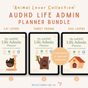 Può includere: Tre tablet digitali che mostrano il pacchetto AuDHD Life Admin Planner. La collezione include le edizioni Cat Lovers, Forest Friends e Dog Lovers. Ogni agenda presenta uno sfondo chiaro, testo verde e illustrazioni tematiche di un gatto, un albero o una cuccia.