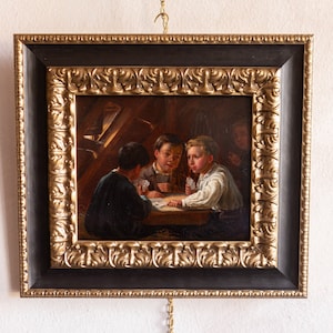 Antiek olieverfschilderij van kinderen en jongens die een kaartspel spelen, origineel ingelijst antiek olieverfschilderij ingelijst in zwarte en gouden lijst, 19e eeuw