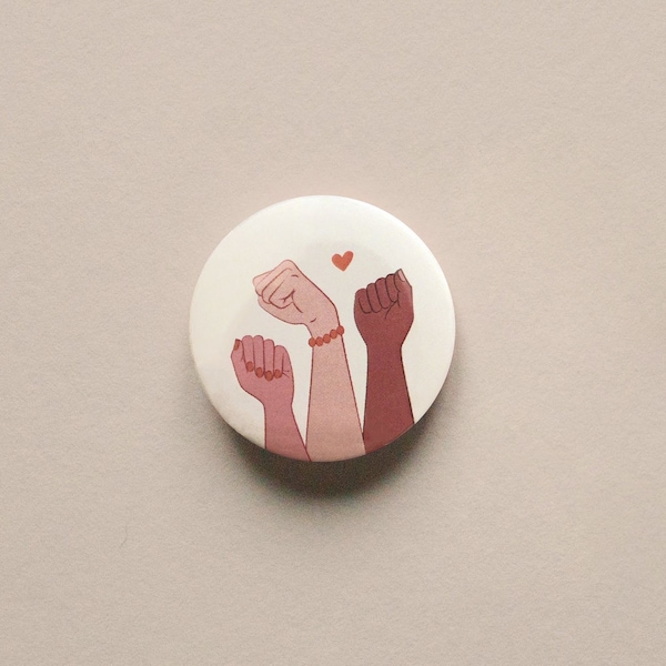 Badge féministe GIRL POWER | Pin's illustration poings levés | Thème sororité & égalité | Cadeau militant