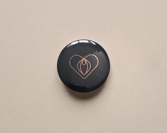 Brooch "Plaisant Plaisir" | Black edition | Pin's minimalist illustration heart and vulva | Sensual and feminist theme