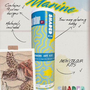 Könnte beinhalten: Ein zylindrisches Kunst-Set mit der Aufschrift "Marine" und einem blau-gelben Design. Das Set enthält vier Farbdesigns und Materialien. Ein gerahmtes Kunstwerk einer Meeresschildkröte ist sichtbar. Text: "Neue Farbsets".