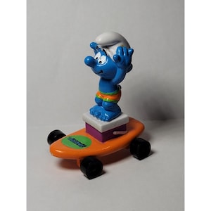 Vintage 1996 Peyo Applause Smurf On Skateboard Rolling Collectible Hardee&#39;s Toy