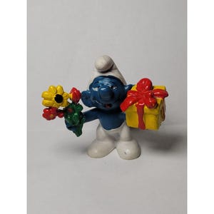 SMURF with Flowers & Present - Vintage SMURFS Peyo Schleich PVC Figure