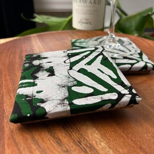 Sottobicchieri con stampa africana fatti a mano / Set di 2 sottobicchieri in ceramica coordinati / Perfetto regalo natalizio per l'inaugurazione della casa / Decorazione per la casa / Fatto a mano
