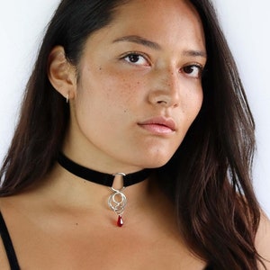 Ras de cou en velours noir avec pendentif en cristal, joint torique en argent | Bijoux fétichistes, Collier de soumission