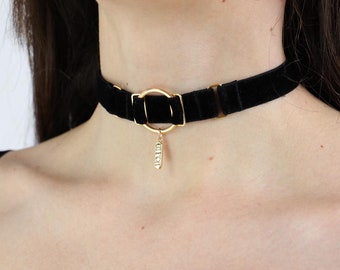 BITCH Schwarzer Halsreif | Verstellbarer Samt Choker Gold Charm | Dezentes Tageshalsband