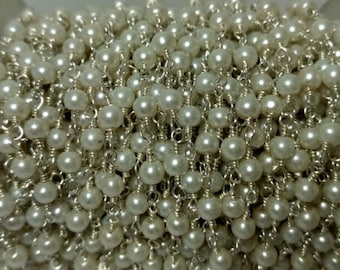 Terço com pérolas brancas - Banhado a prata de lei 925, com contas de pérolas envoltas em arame.