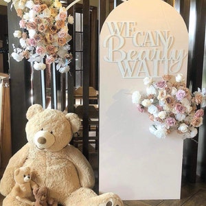 Panneau de toile de fond We Can Bearly Wait | Décoration murale baby shower | pour mur fleuri | Panneau Future Mom / Bébé en fleurs