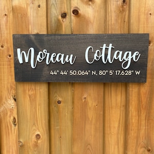 Sinal de casa ou chalé com coordenadas | Sinal de casa de campo | Sinal de nome personalizado | Placa de identificação | Sinal de casa/casa personalizado | Sinal personalizado