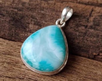 Colgante de larimar en forma de lágrima – Collar de piedra azul océano
