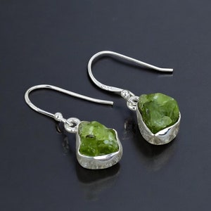 Örhängen i rå peridot i silver, smycken med grön ädelsten och hänge i present/silver