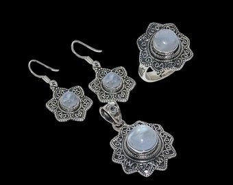 Conjunto de joyas de piedra lunar: colgante, pendientes y anillo de piedra lunar arcoíris.