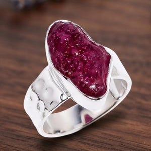 Handgefertigter Silberring mit rohem Rubin, Schmuck aus Rohkristall