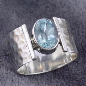 Gehämmerter Aquamarin-Ring mit breitem Band – Künstlerischer Statement-Ring
