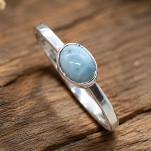 Ovale Larimar ring, verfijnde ring van fijn zilver met een zetting.