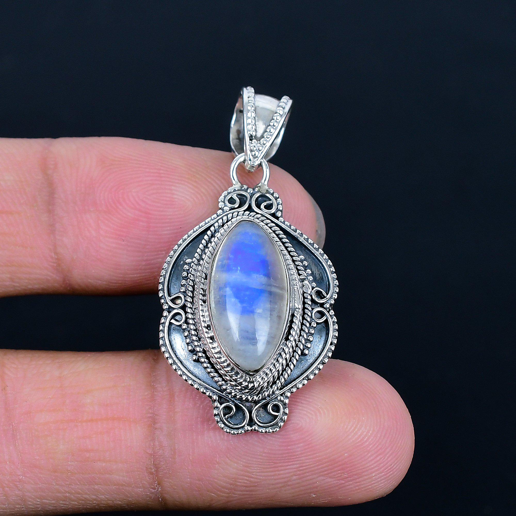 ブルーフラッシュムーンストーンペンダント、シルバーネックレス