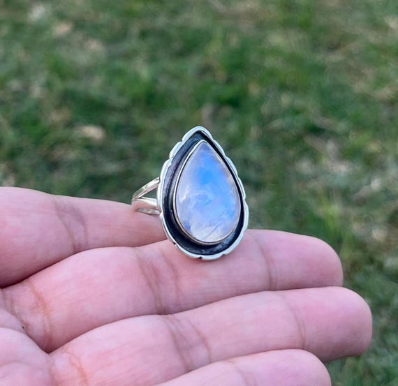 シルバームーンストーンリング、ティアドロップジェムストーンカクテル