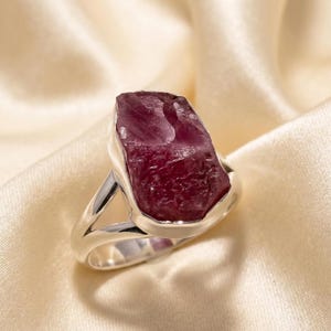 Bague tendance rubis brut - Pierre gemme rubis rose brut image 4