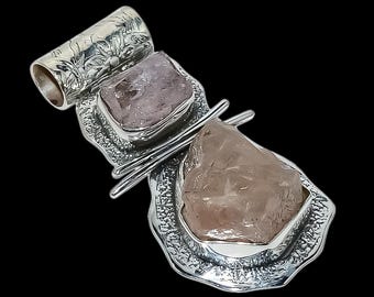 Ciondolo in argento con kunzite grezza e quarzo rosa, gioiello con pietre preziose naturali.