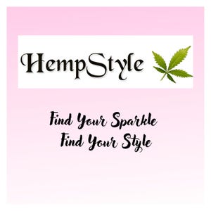 Może przedstawiać: R&oacute;żowe tło z napisem "HempStyle" czcionką w kolorze czarnym, zielonym liściem konopi i frazami "Find Your Sparkle" i "Find Your Style" czarną czcionką.