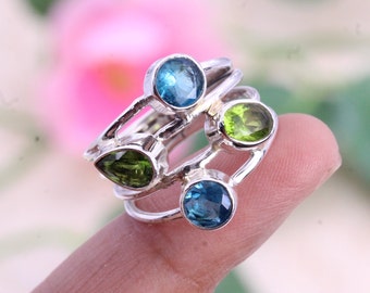 Sterling zilveren ring met peridot en blauwe topaas, met meerdere stenen.