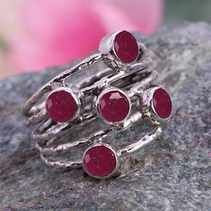 Anillo de plata de ley 925 / Anillo de rubí / Anillo de diseñador / Anillo de mujer / Anillo de regalo de bodas / Rubí redondo / Tamaño de anillo personalizado J a Z