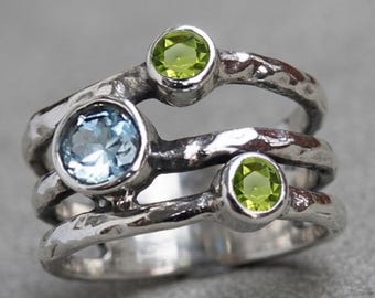 Opvallende ring met organische textuur en meerdere stenen | Brede ring met meerdere banden van blauwe topaas en peridot, een perfect cadeau voor haar.