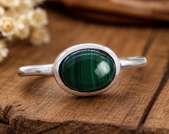 Anillo de plata con malaquita • Anillo ovalado con banda verde y gema preciosa
