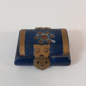 P## vintage French decorative lidded trinket box / Jewellery Box Ornament